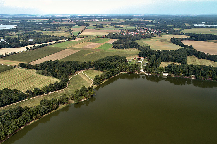 Rybník Rožmberk s obcí Lužnice z ptačí perspektivy